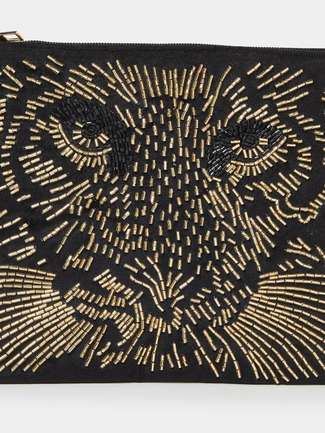 ستايلي شنطة كلاتش مزينة بحمالة سلسلة